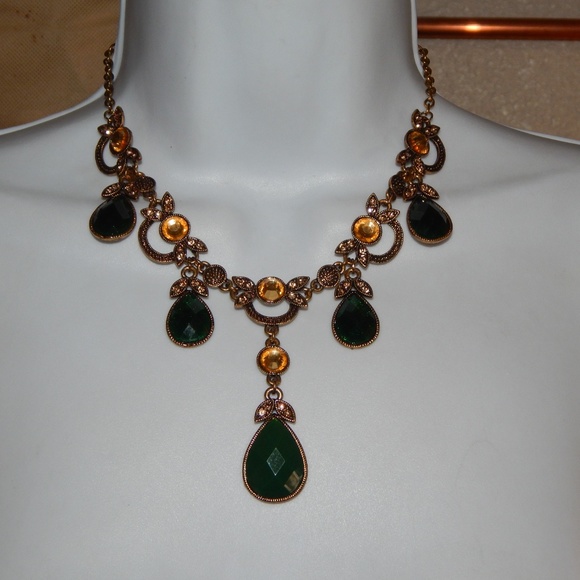 Necklace Gold Tone Green Faceted Un Signed Bib - Picture 1 of 7